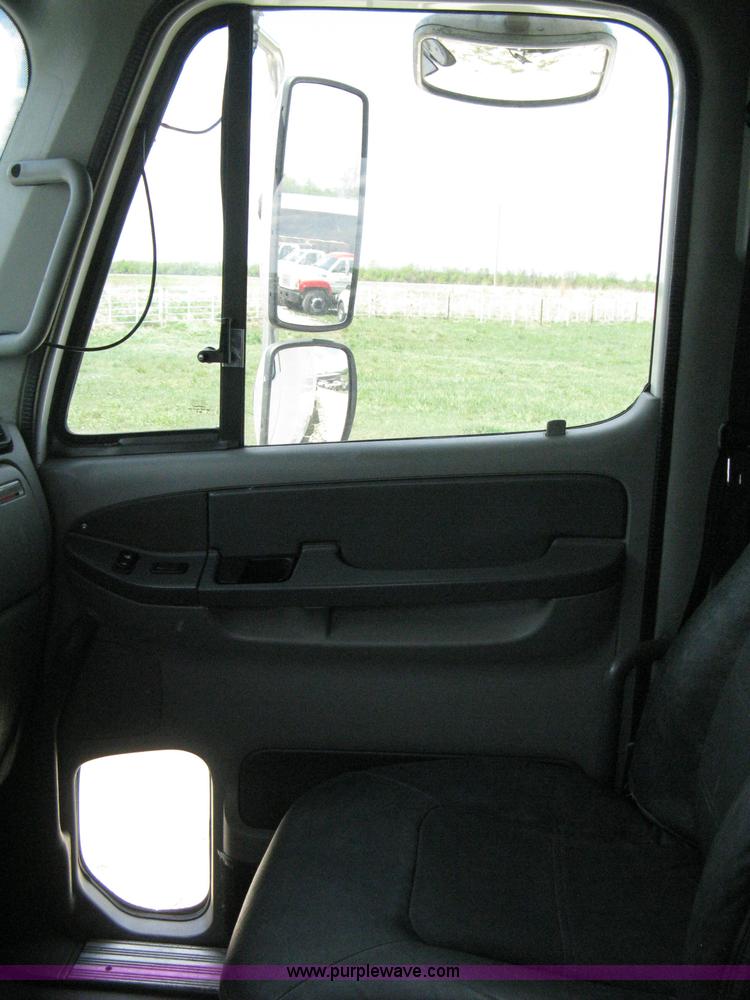 image for item 8053 2001 Freightliner Columbia 120 semi truck