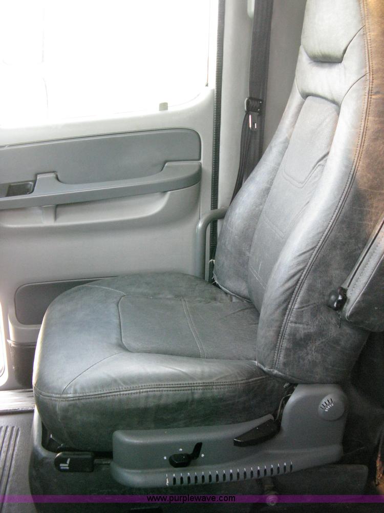 image for item 8053 2001 Freightliner Columbia 120 semi truck