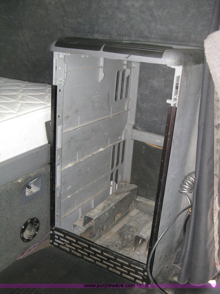 image for item 8053 2001 Freightliner Columbia 120 semi truck