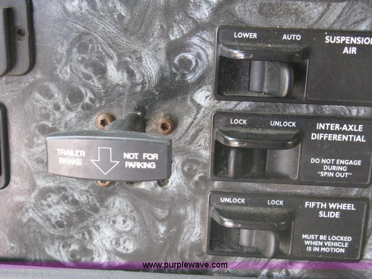 image for item 8053 2001 Freightliner Columbia 120 semi truck