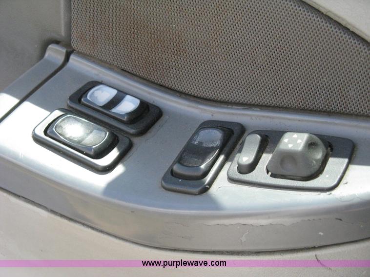 image for item 8053 2001 Freightliner Columbia 120 semi truck