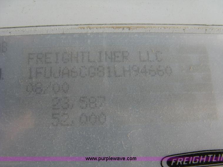 image for item 8053 2001 Freightliner Columbia 120 semi truck