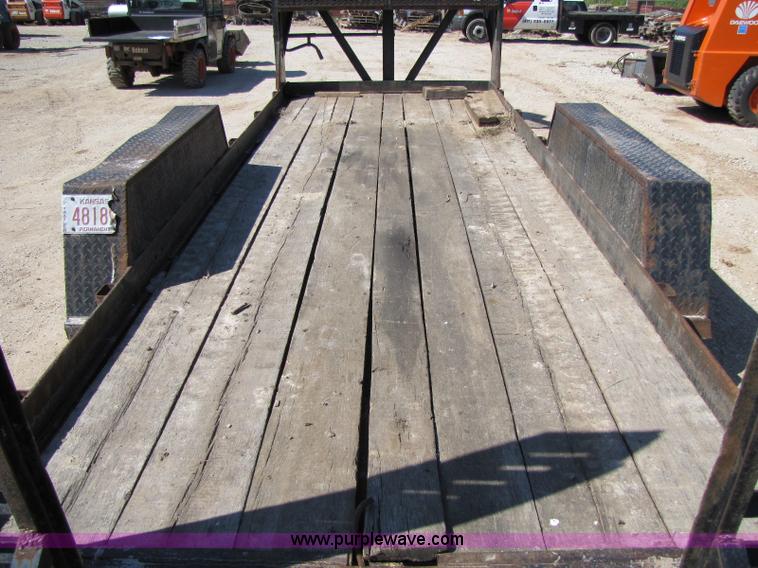 image for item 8253 2004 Kodiak 18' trailer