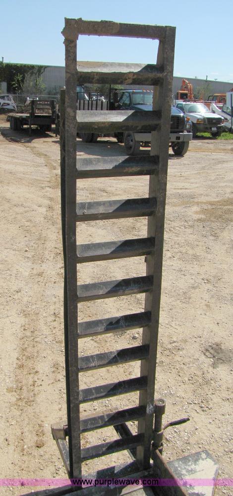 image for item 8253 2004 Kodiak 18' trailer