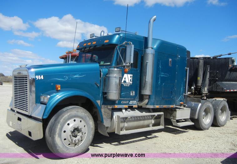 image for item 8519 2000 Freightliner FLD semi truck