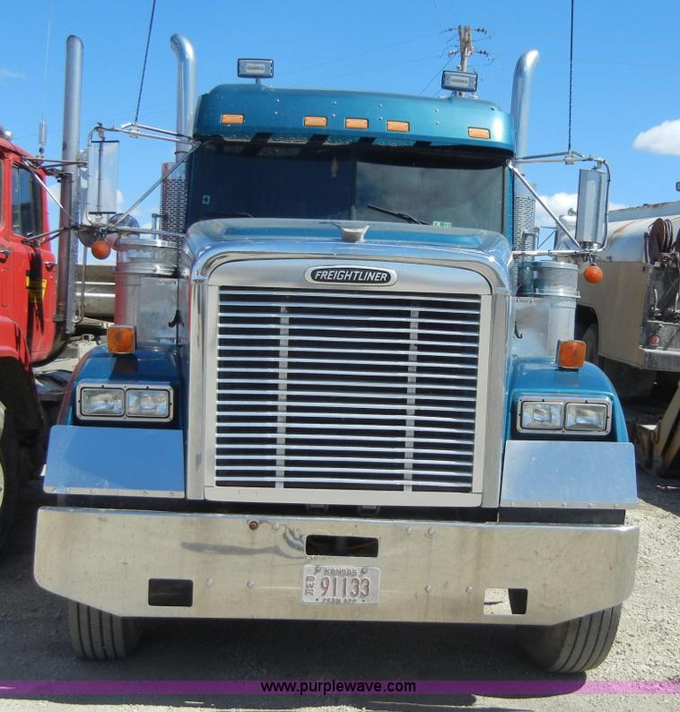 image for item 8519 2000 Freightliner FLD semi truck