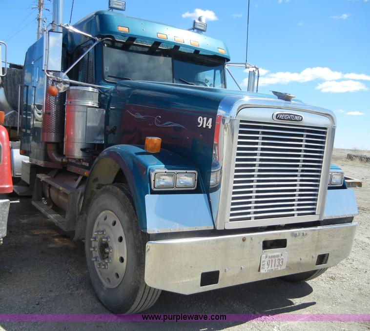 image for item 8519 2000 Freightliner FLD semi truck