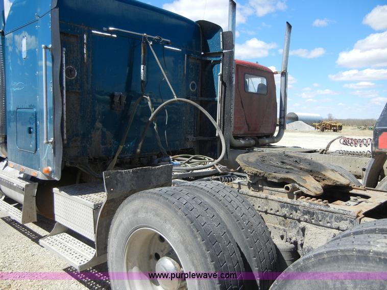 image for item 8519 2000 Freightliner FLD semi truck