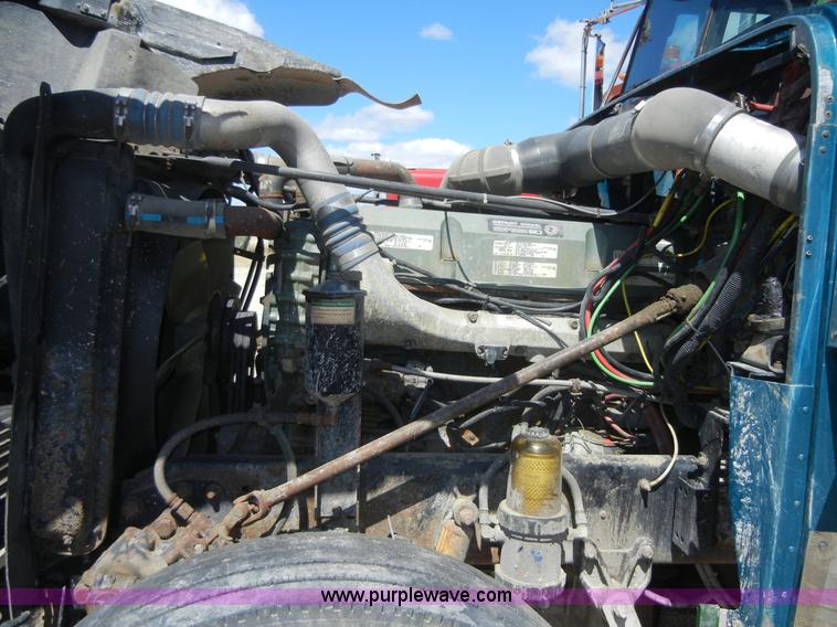 image for item 8519 2000 Freightliner FLD semi truck