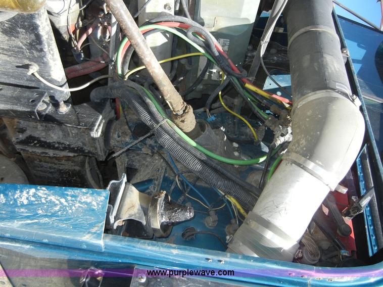 image for item 8519 2000 Freightliner FLD semi truck