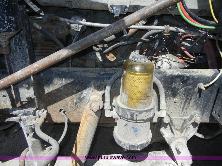 image for item 8519 2000 Freightliner FLD semi truck