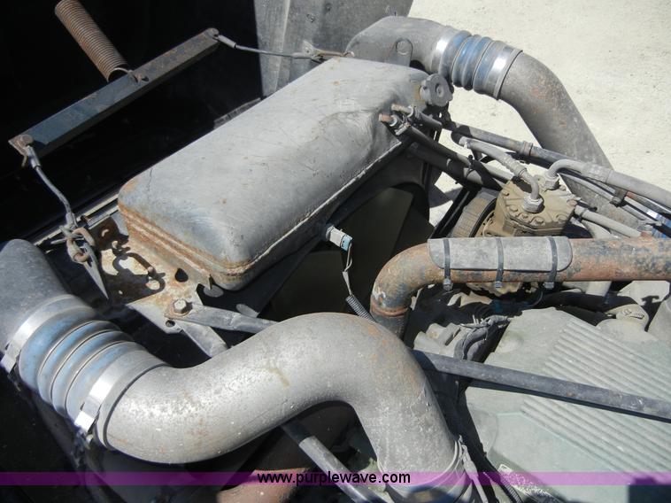 image for item 8519 2000 Freightliner FLD semi truck