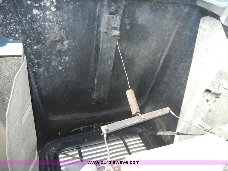 image for item 8519 2000 Freightliner FLD semi truck