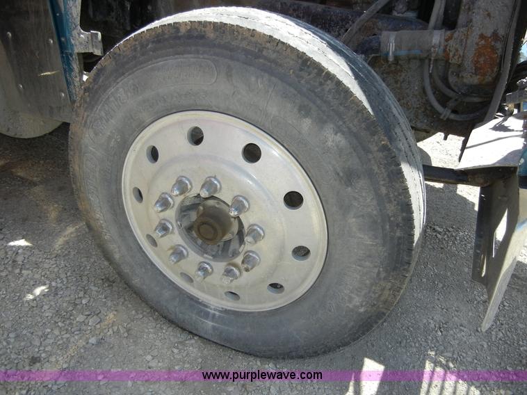 image for item 8519 2000 Freightliner FLD semi truck