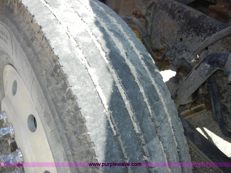 image for item 8519 2000 Freightliner FLD semi truck