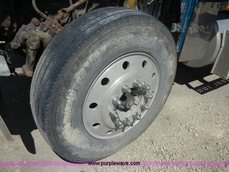 image for item 8519 2000 Freightliner FLD semi truck