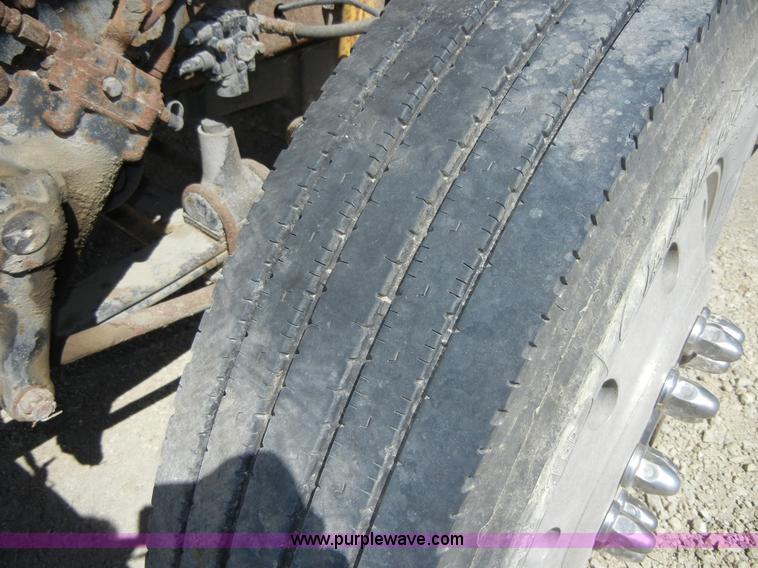 image for item 8519 2000 Freightliner FLD semi truck