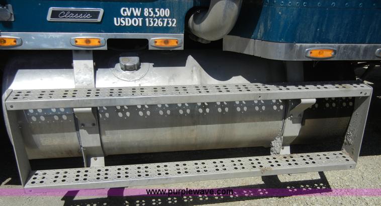 image for item 8519 2000 Freightliner FLD semi truck