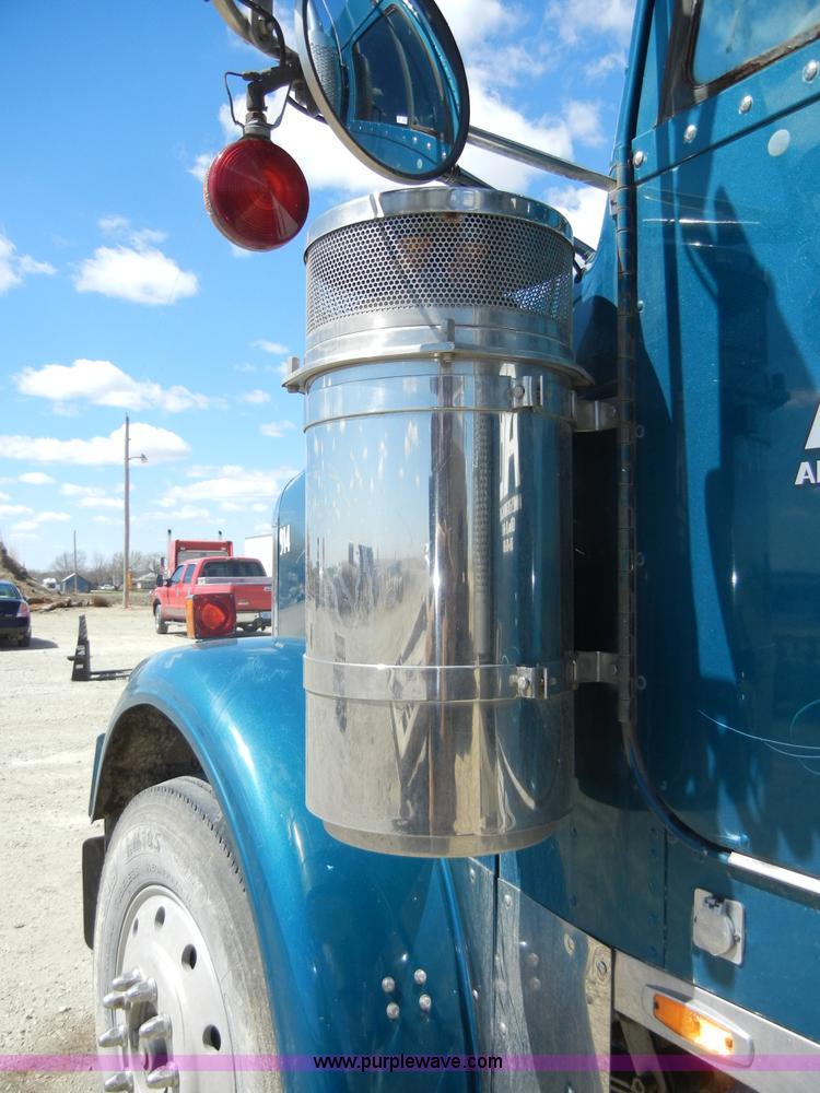 image for item 8519 2000 Freightliner FLD semi truck