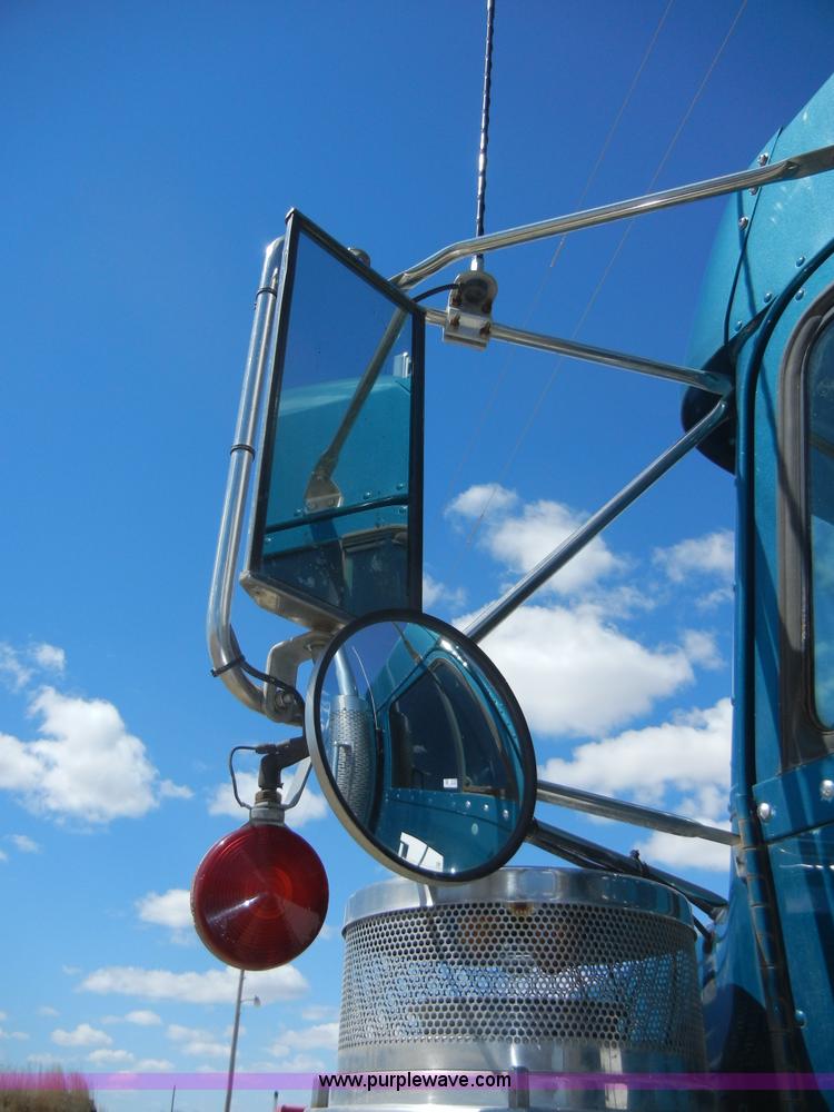 image for item 8519 2000 Freightliner FLD semi truck