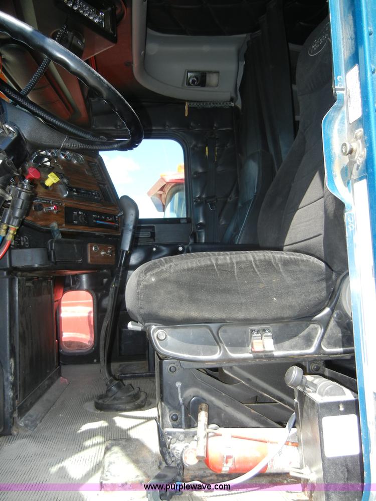 image for item 8519 2000 Freightliner FLD semi truck