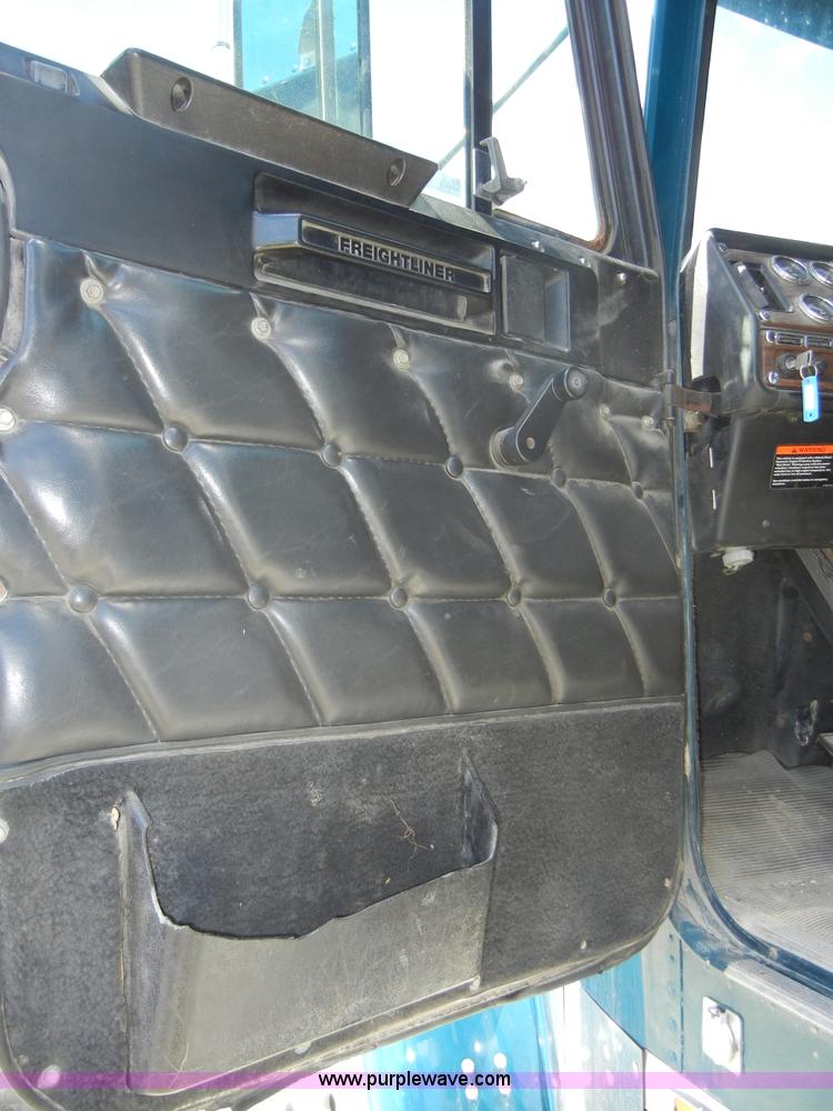 image for item 8519 2000 Freightliner FLD semi truck