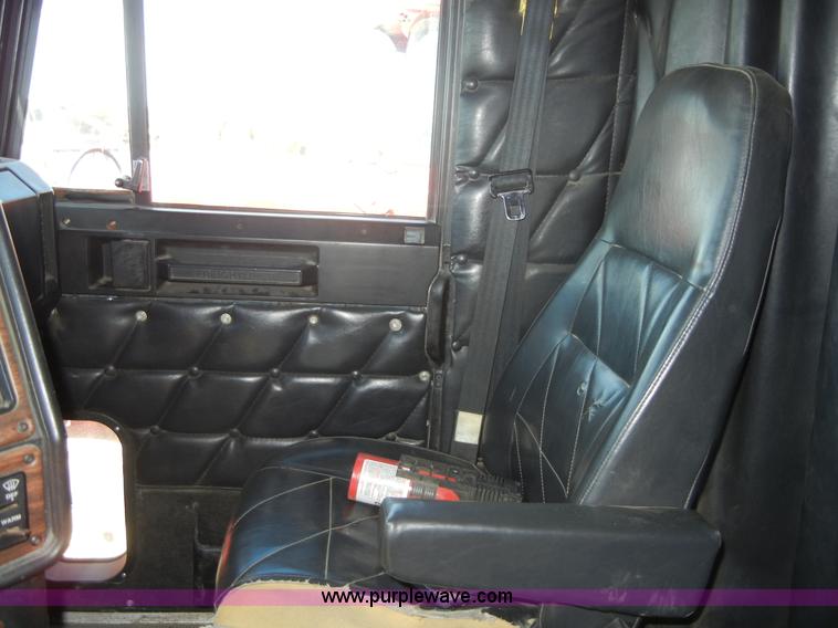 image for item 8519 2000 Freightliner FLD semi truck