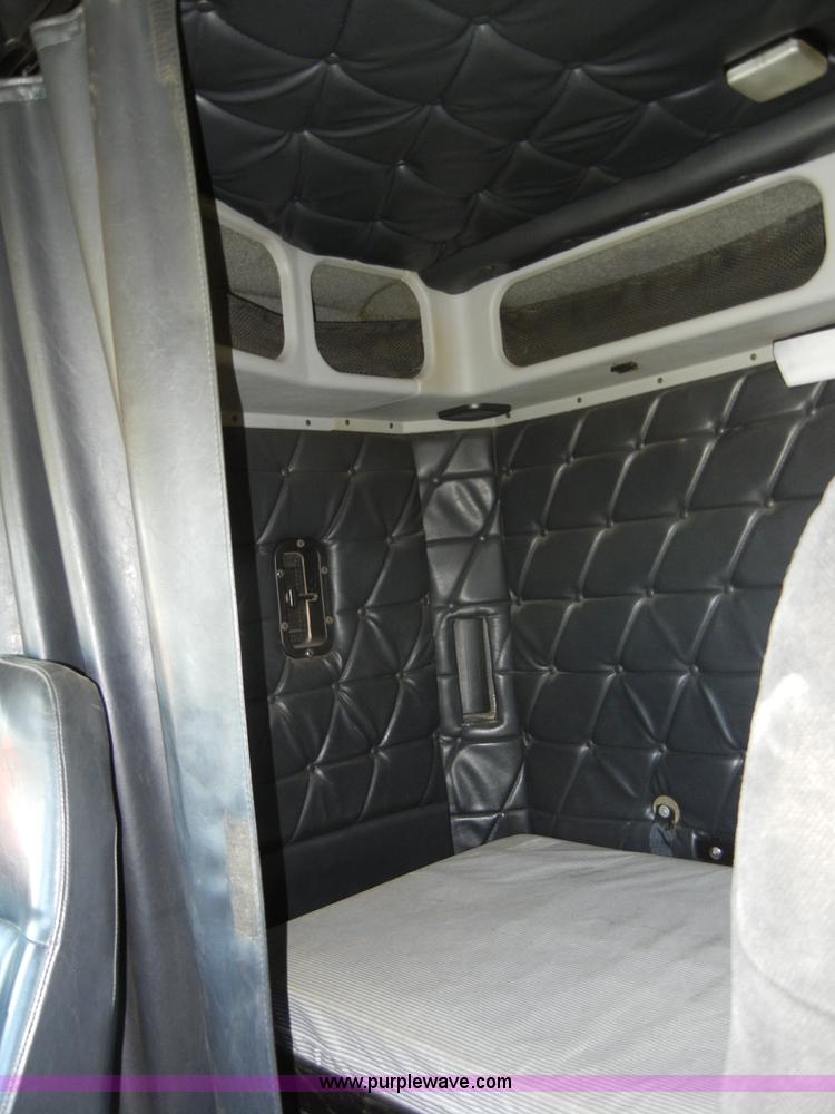 image for item 8519 2000 Freightliner FLD semi truck