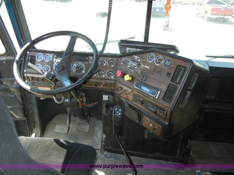 image for item 8519 2000 Freightliner FLD semi truck