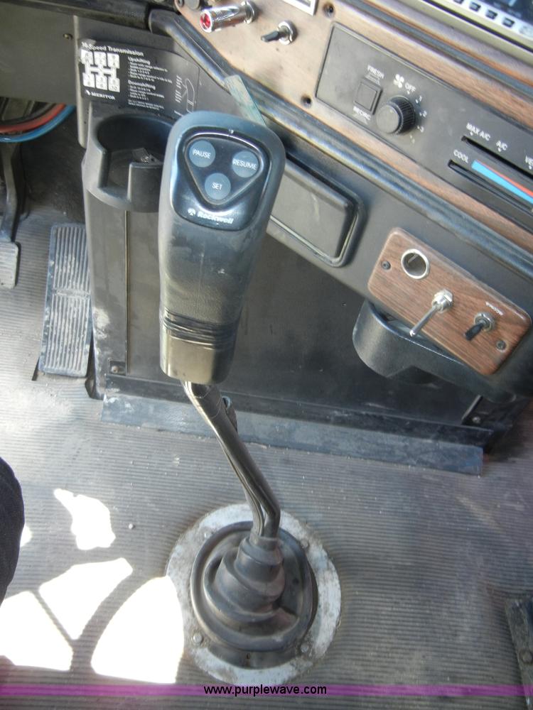 image for item 8519 2000 Freightliner FLD semi truck