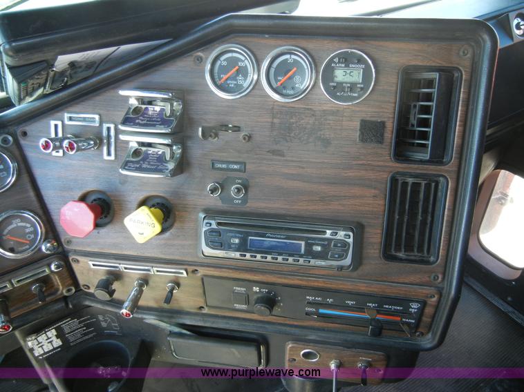 image for item 8519 2000 Freightliner FLD semi truck