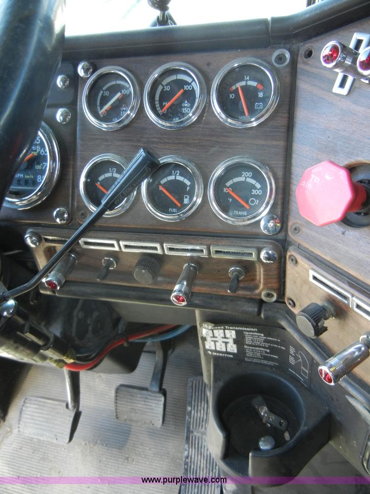 image for item 8519 2000 Freightliner FLD semi truck