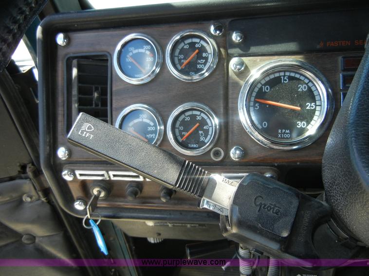 image for item 8519 2000 Freightliner FLD semi truck