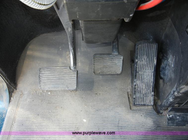 image for item 8519 2000 Freightliner FLD semi truck