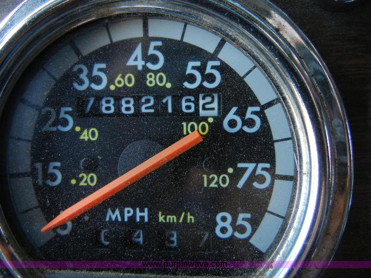 image for item 8519 2000 Freightliner FLD semi truck