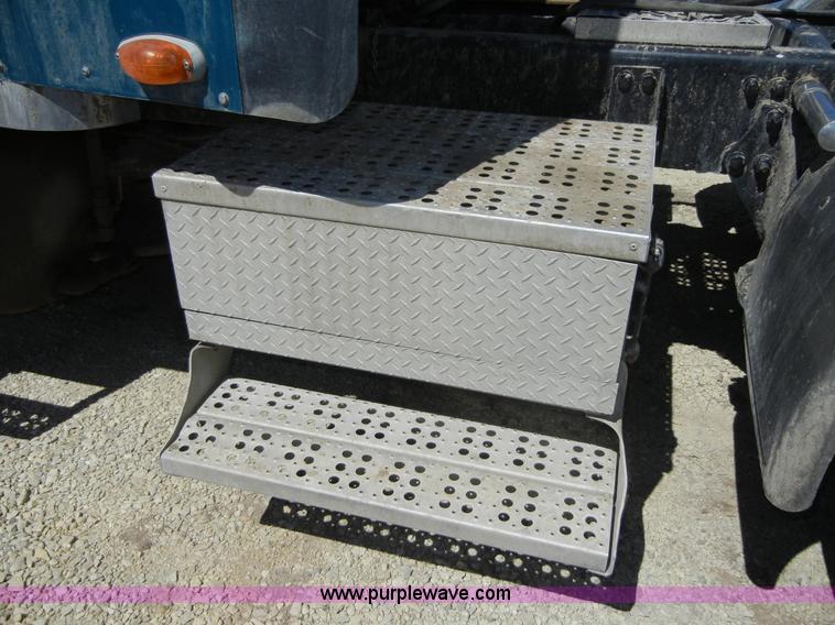 image for item 8519 2000 Freightliner FLD semi truck