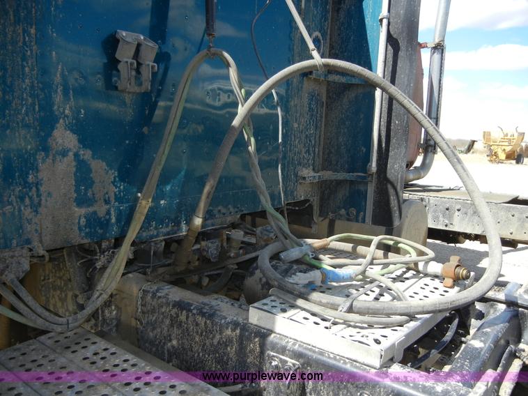 image for item 8519 2000 Freightliner FLD semi truck