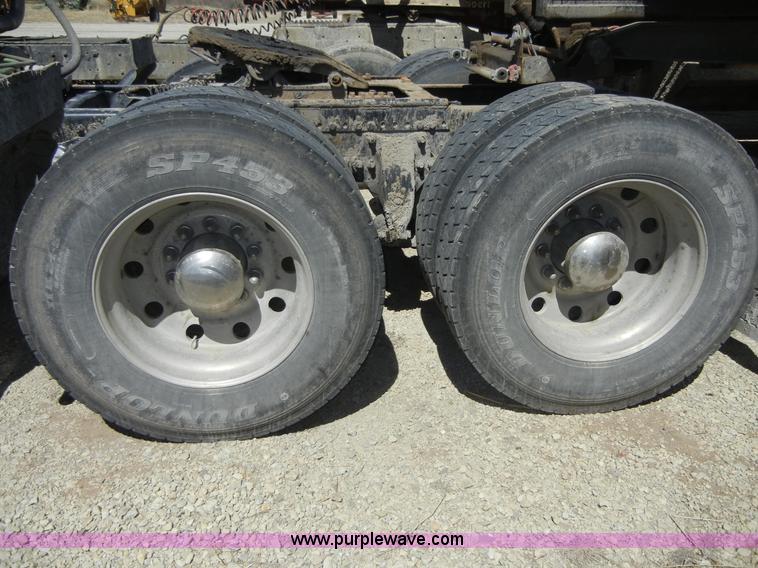 image for item 8519 2000 Freightliner FLD semi truck