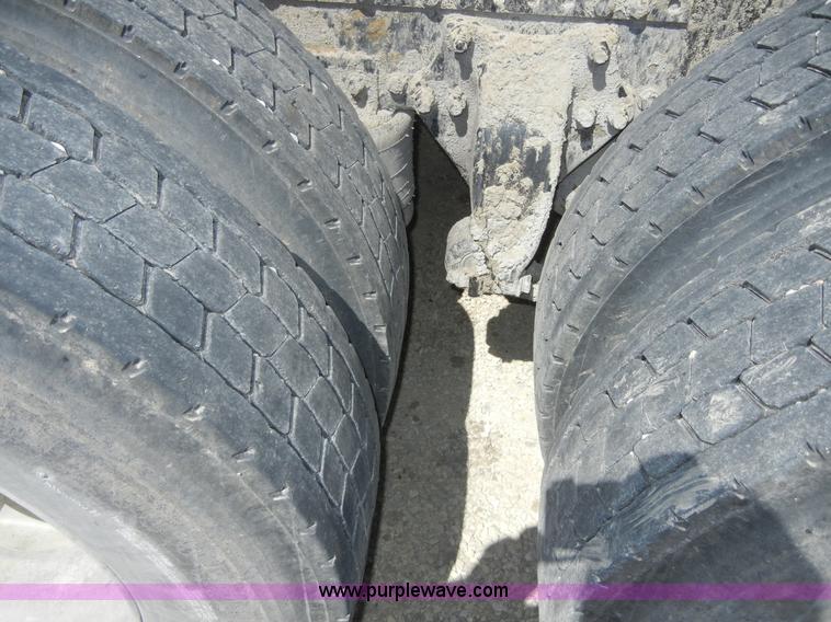 image for item 8519 2000 Freightliner FLD semi truck