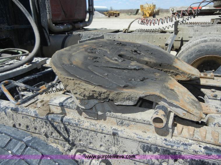 image for item 8519 2000 Freightliner FLD semi truck