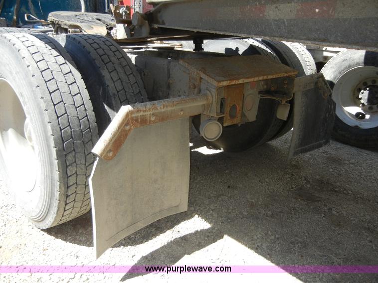 image for item 8519 2000 Freightliner FLD semi truck