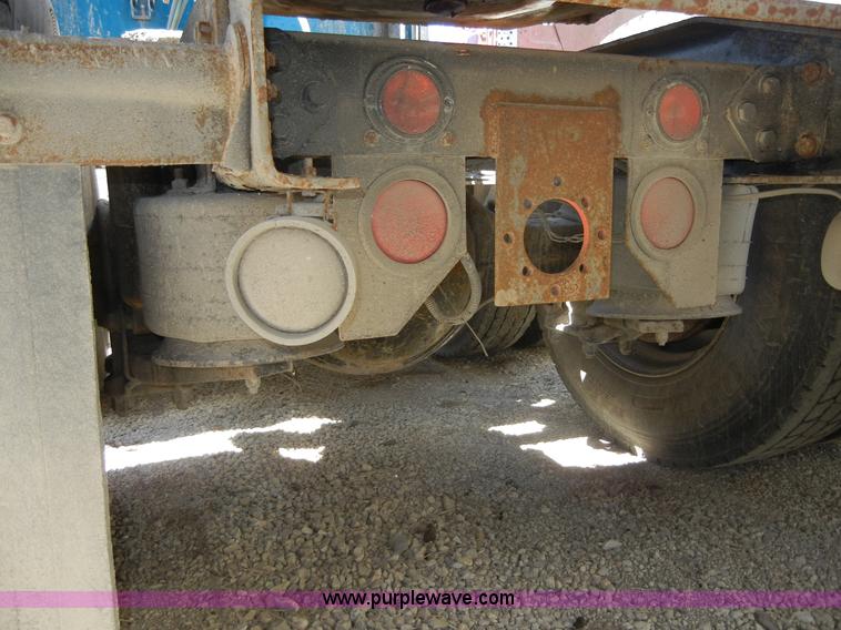 image for item 8519 2000 Freightliner FLD semi truck