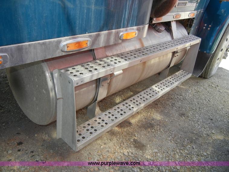 image for item 8519 2000 Freightliner FLD semi truck