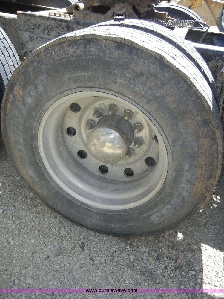 image for item 8519 2000 Freightliner FLD semi truck