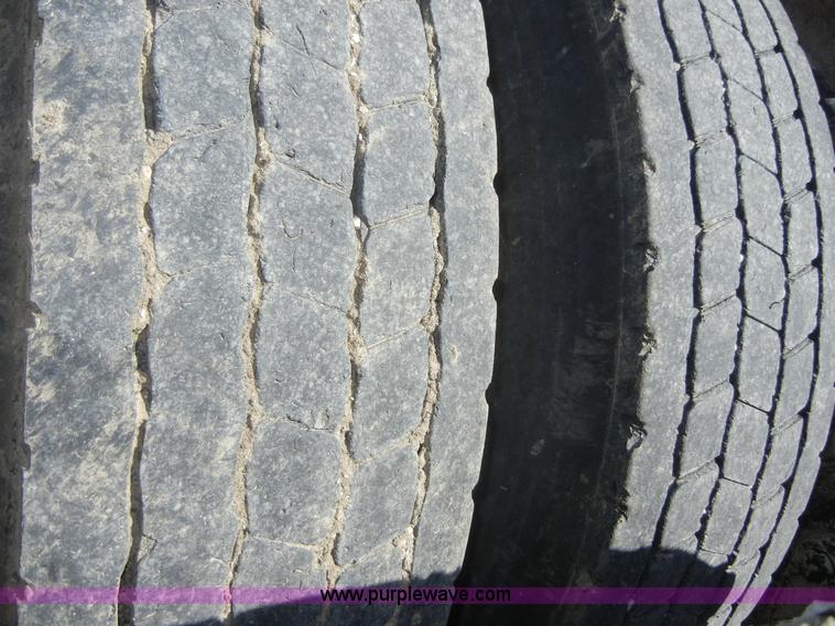 image for item 8519 2000 Freightliner FLD semi truck