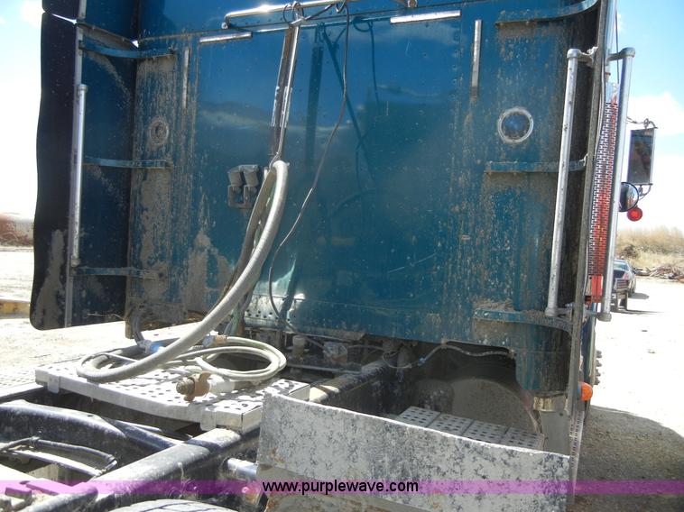 image for item 8519 2000 Freightliner FLD semi truck