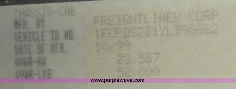 image for item 8519 2000 Freightliner FLD semi truck