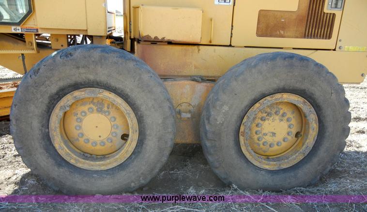 image for item 8535 1998 John Deere 770CH motor grader