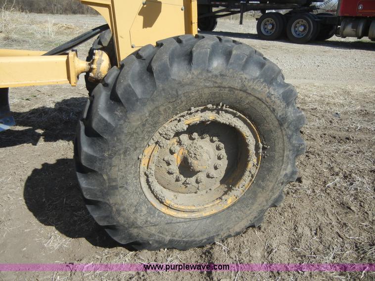 image for item 8535 1998 John Deere 770CH motor grader