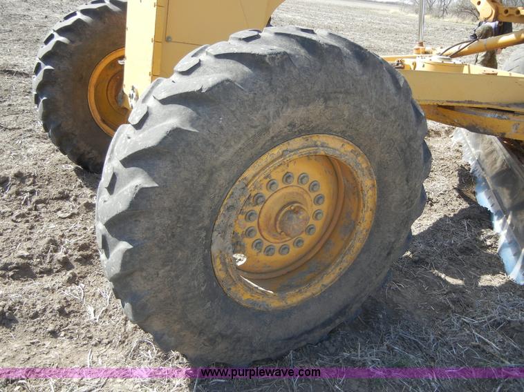 image for item 8535 1998 John Deere 770CH motor grader